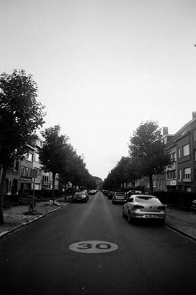 Allée 30 km/h, des voitures sont au bord de la route - Bruxelles 2017