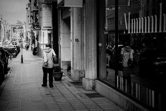 Un homme de dos marche sur un trottoir - Bruxelles 2017