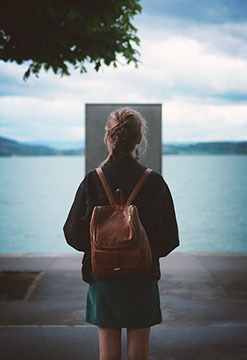Jeanne Cordy devant une porte au bord du lac de Zoug - Zoug 2017