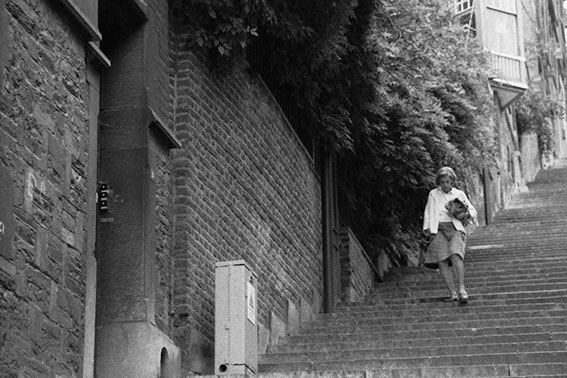 Une femme descend les escaliers de Liège - Liège 2017