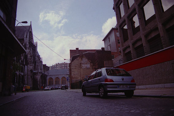 Une voiture devant une cathédrale - Liège 2017