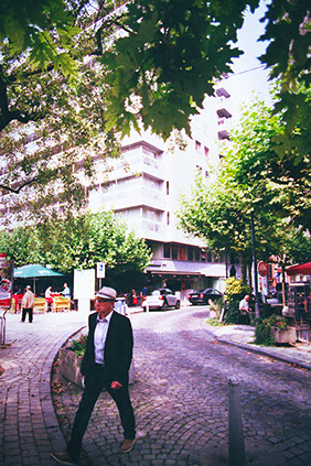 Un homme en costard marche dans les rues de Liège - Liège 2017