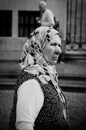 Une femme marche dans la rue - Maastricht 2017