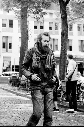 Un homme marche dans la rue - Maastricht 2017